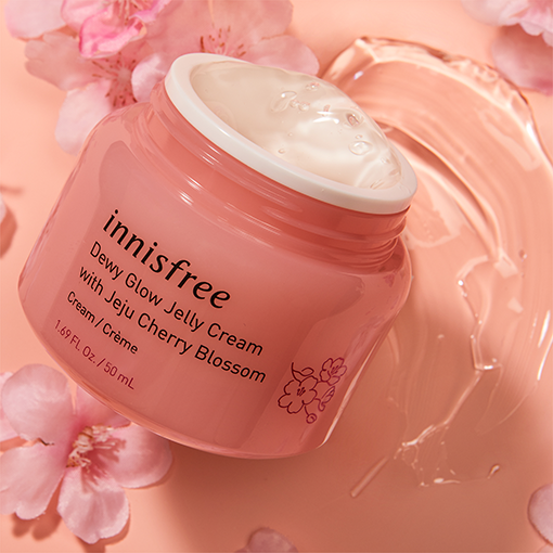 Innisfree Dewy Glow Jelly Cream with Jeju cherry blossom, a 50ml jar of jelly cream for dewy and radiant skin, formulated with Jeju cherry blossom extract.