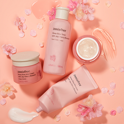 Innisfree Dewy Glow Jelly Cream with Jeju cherry blossom, a 50ml jar of jelly cream for dewy and radiant skin, formulated with Jeju cherry blossom extract.