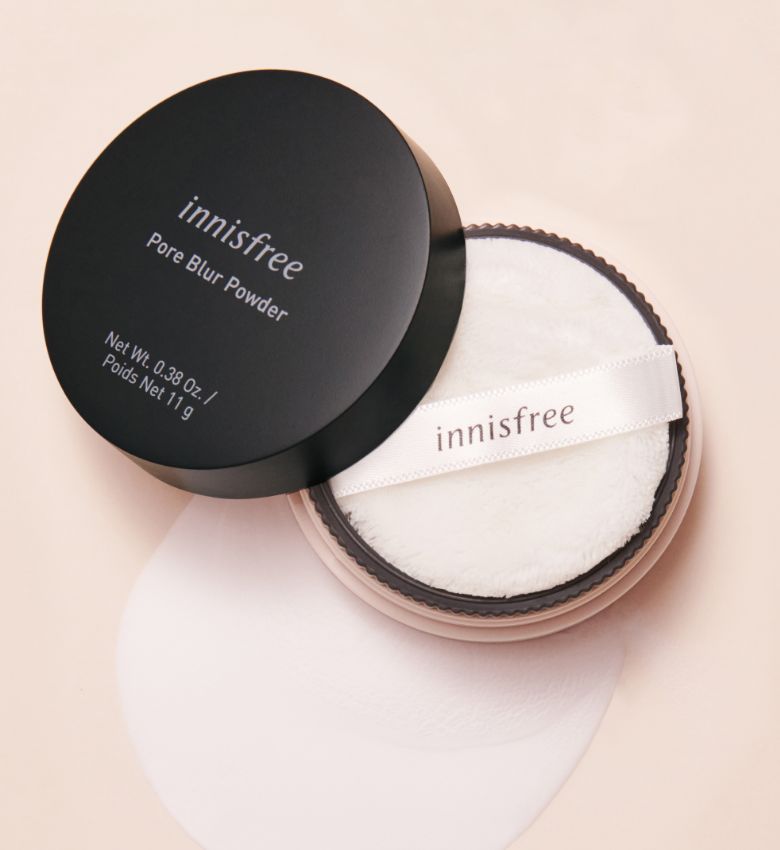 Innisfree Pore Blur Powder, a weightless powder that helps minimize the appearance of pores for a smooth, matte finish. 11g.