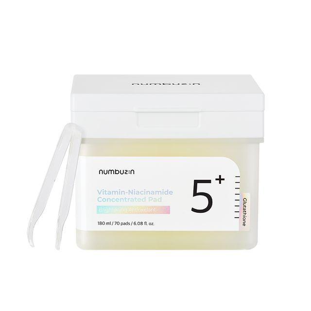 Double-sided exfoliating pads in a jar for brightening and smoothing skin texture. One side is soaked in a solution with Niacinamide to minimize pores and even skin tone, while the other gently buffs away dead skin cells.